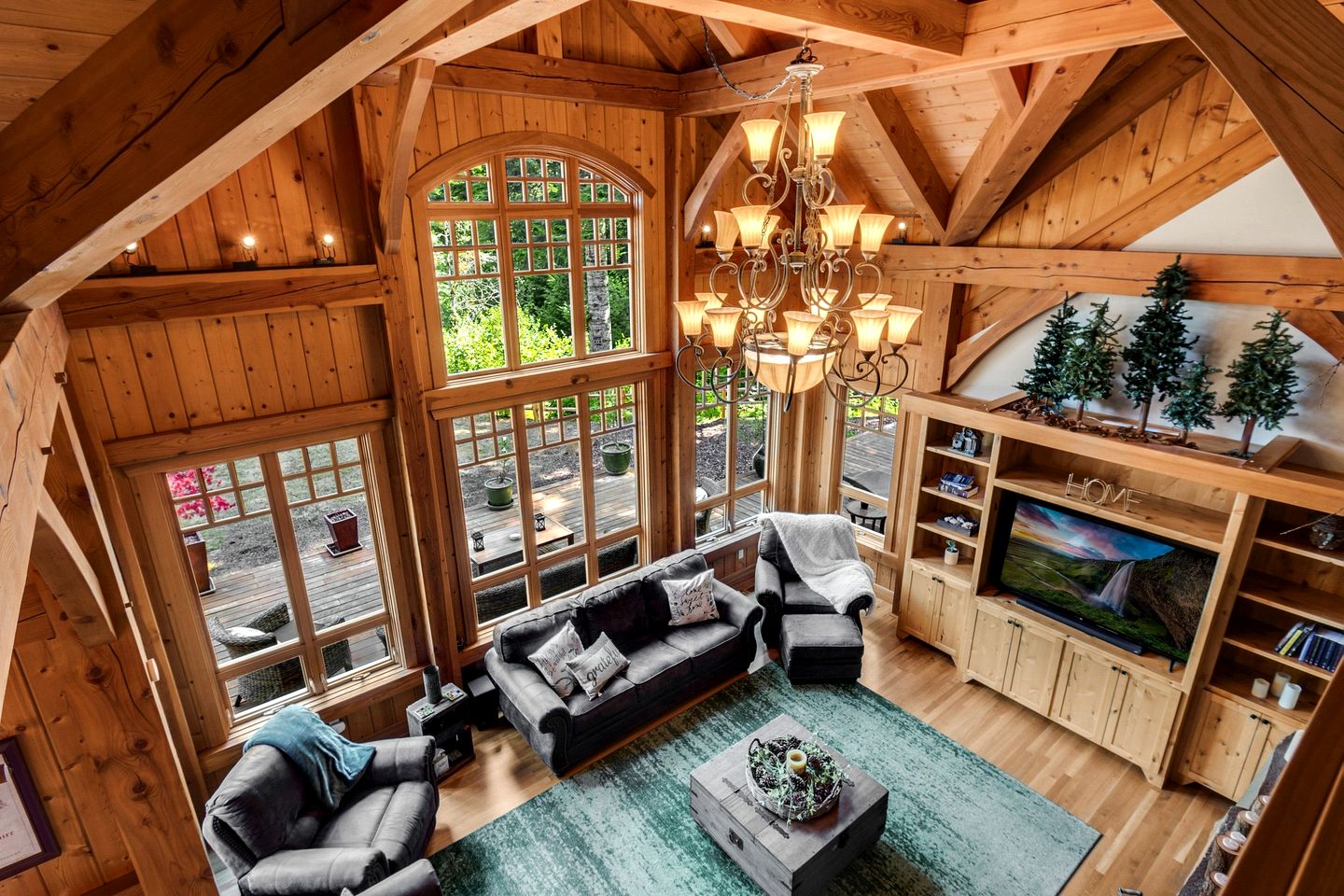 Luminous and Spacious Ski Cabin with Shared Hot Tub that Offers Stunning Landscapes of the Columbia River Gorge, Washington