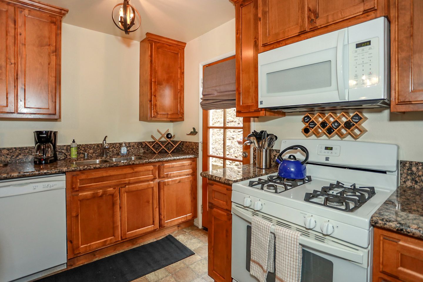 Perfect Family Glamping Getaway Destination: Charming and Comfortable Cabin in Big Bear City, California