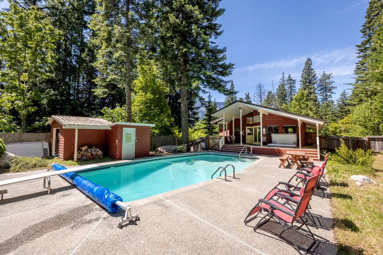 Pet-Friendly Tranquil Family Mountain Cabin with Hot-Tub and Pool Nestled near the North Shore of Lake Wenatchee, Washington