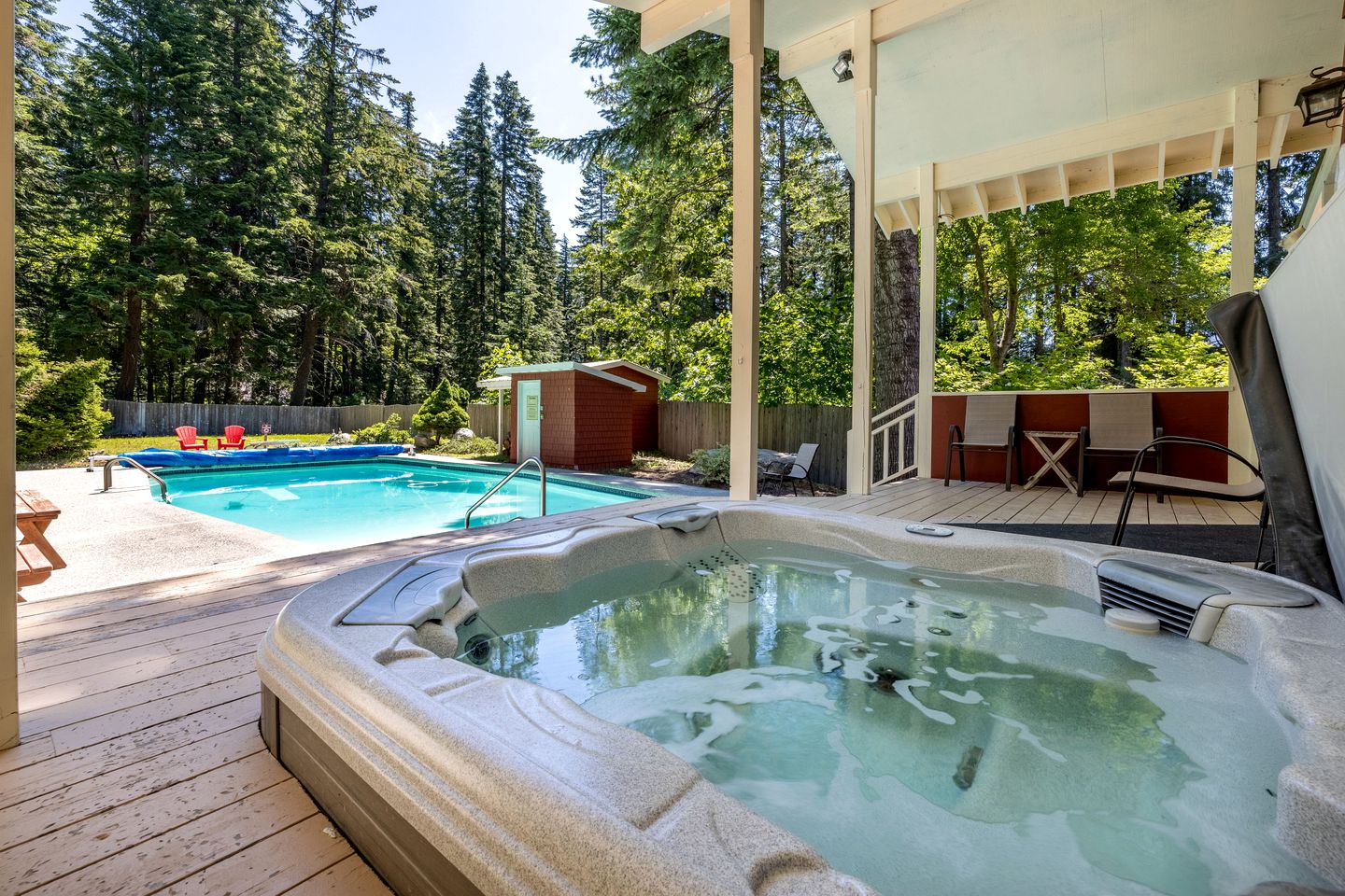 Pet-Friendly Tranquil Family Mountain Cabin with Hot-Tub and Pool Nestled near the North Shore of Lake Wenatchee, Washington