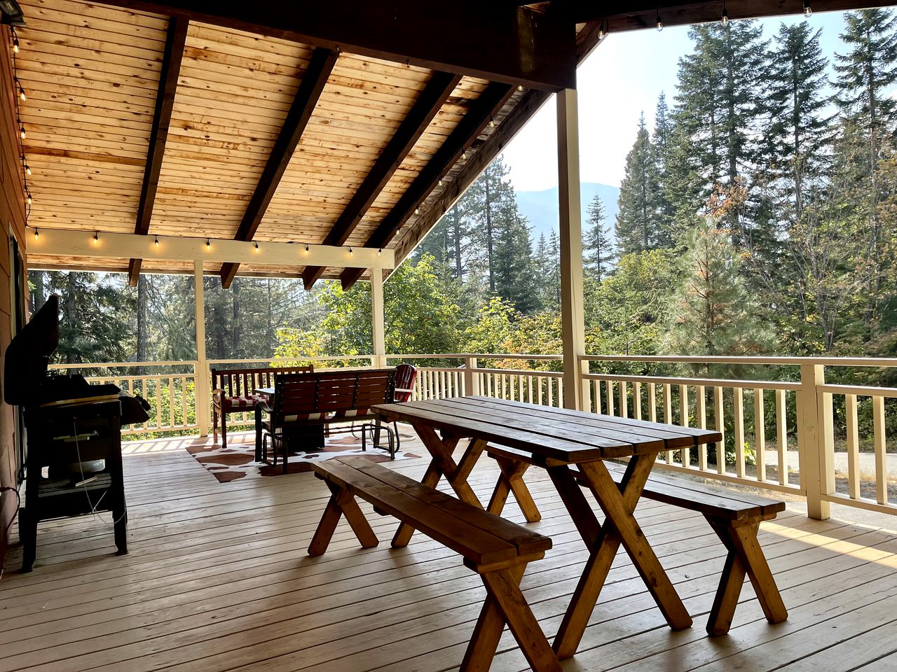 Pet-Friendly Tranquil Family Mountain Cabin with Hot-Tub and Pool Nestled near the North Shore of Lake Wenatchee, Washington