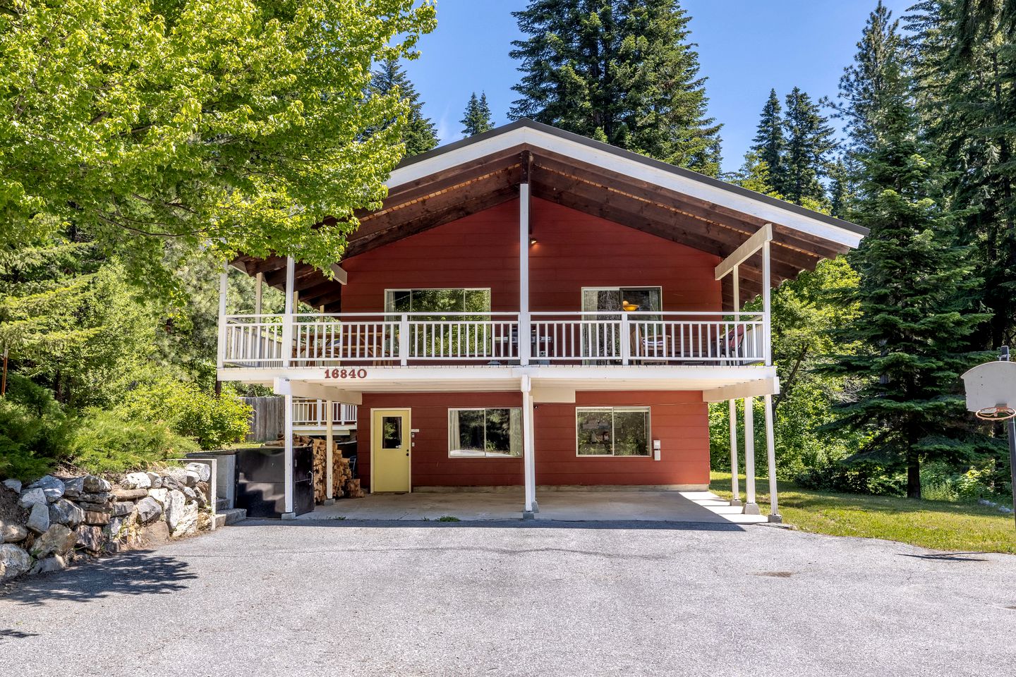 Pet-Friendly Tranquil Family Mountain Cabin with Hot-Tub and Pool Nestled near the North Shore of Lake Wenatchee, Washington