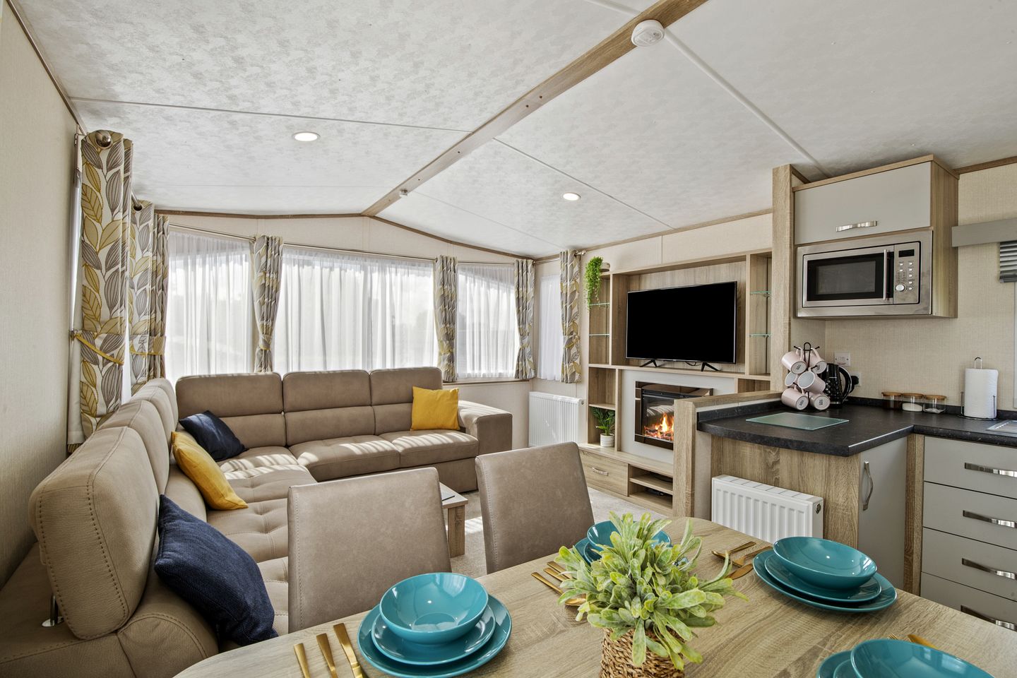 Stylish Caravan with Private Decking near Folly Farm, Begelly Pembrokeshire