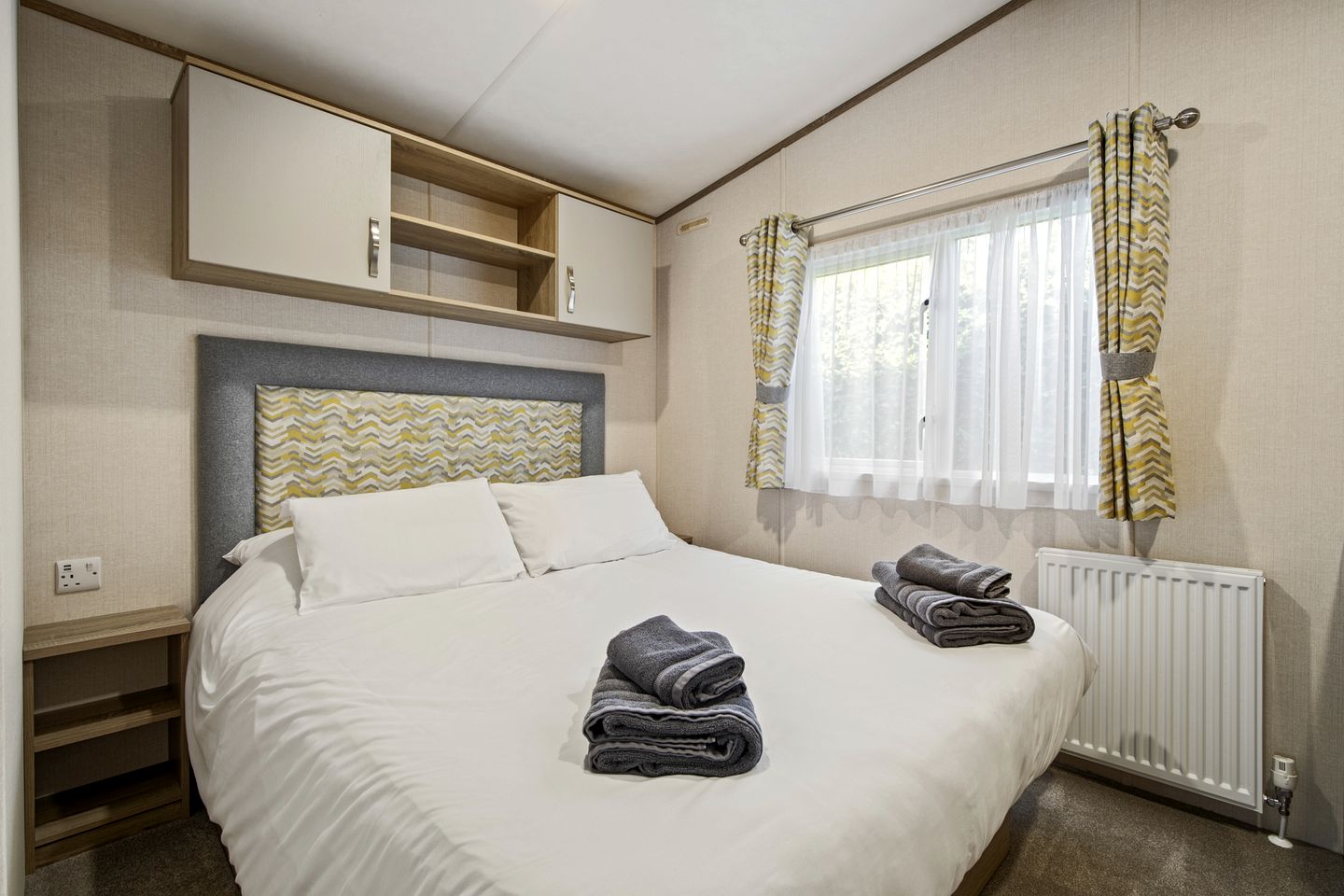 Stylish Caravan with Private Decking near Folly Farm, Begelly Pembrokeshire