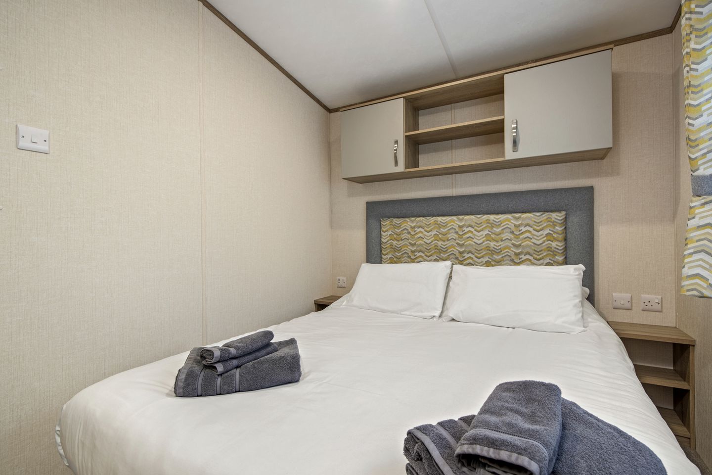 Stylish Caravan with Private Decking near Folly Farm, Begelly Pembrokeshire