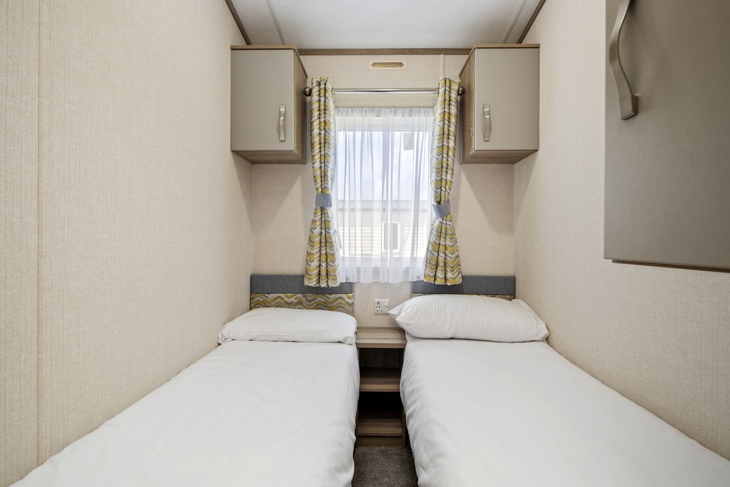 Stylish Caravan with Private Decking near Folly Farm, Begelly Pembrokeshire