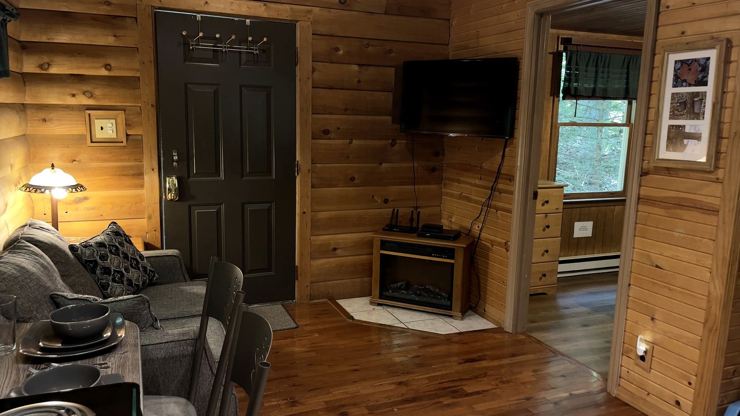 Cute Cabin with Hot Tub and Fire Pit in Bruceton Mills, West Virginia