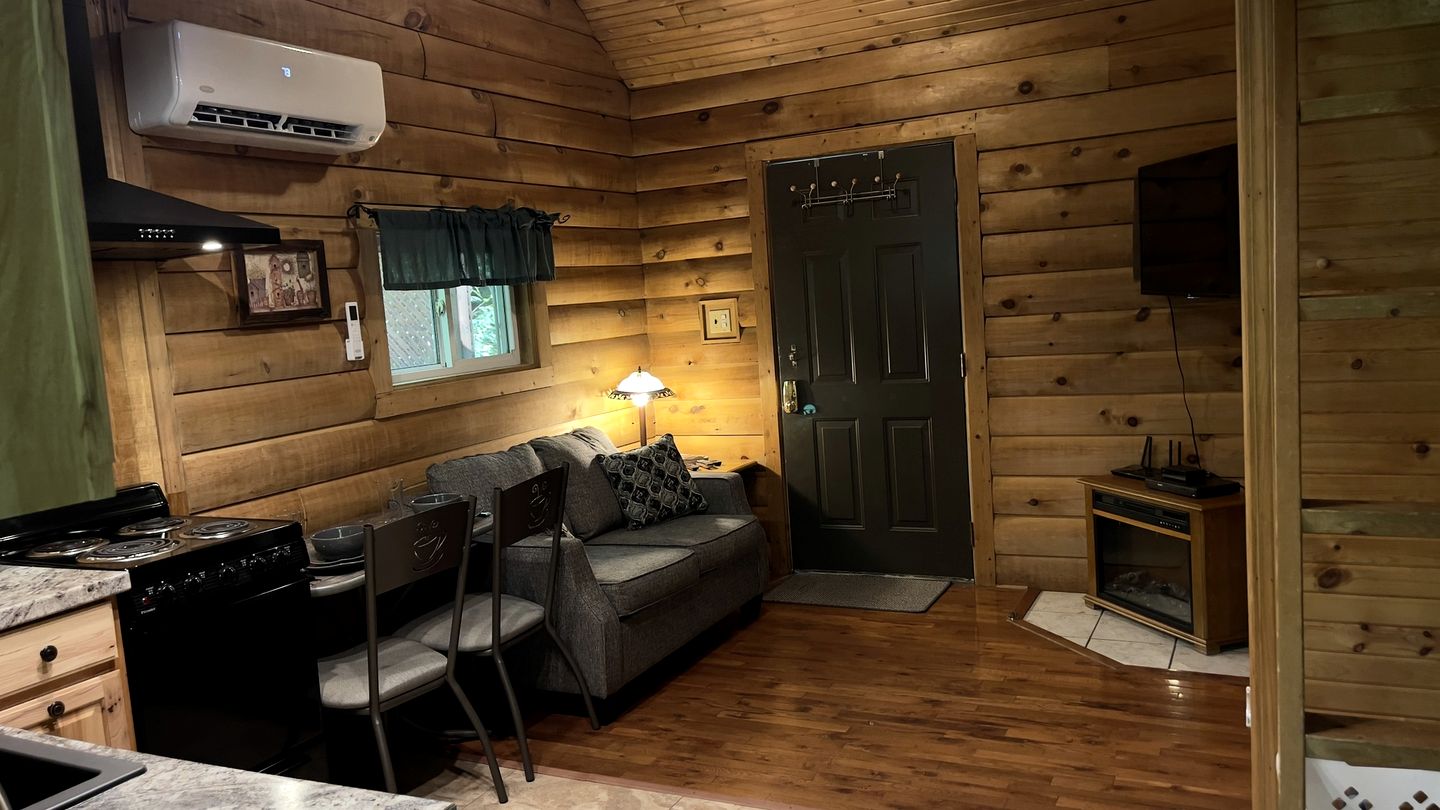 Cute Cabin with Hot Tub and Fire Pit in Bruceton Mills, West Virginia