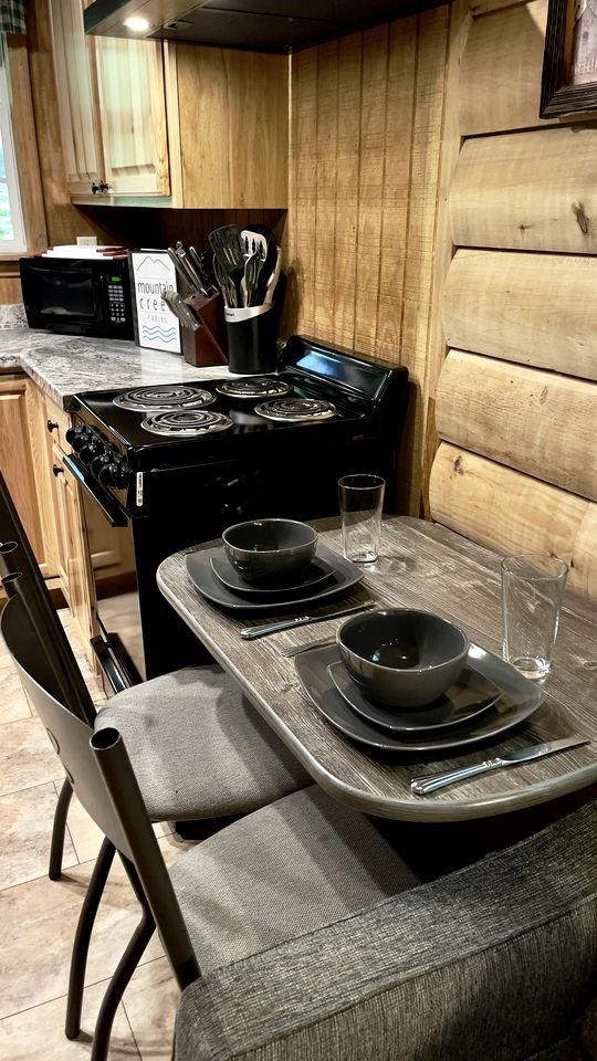 Cute Cabin with Hot Tub and Fire Pit in Bruceton Mills, West Virginia