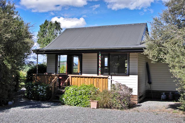 Cottages (Manapouri, South Island, New Zealand)