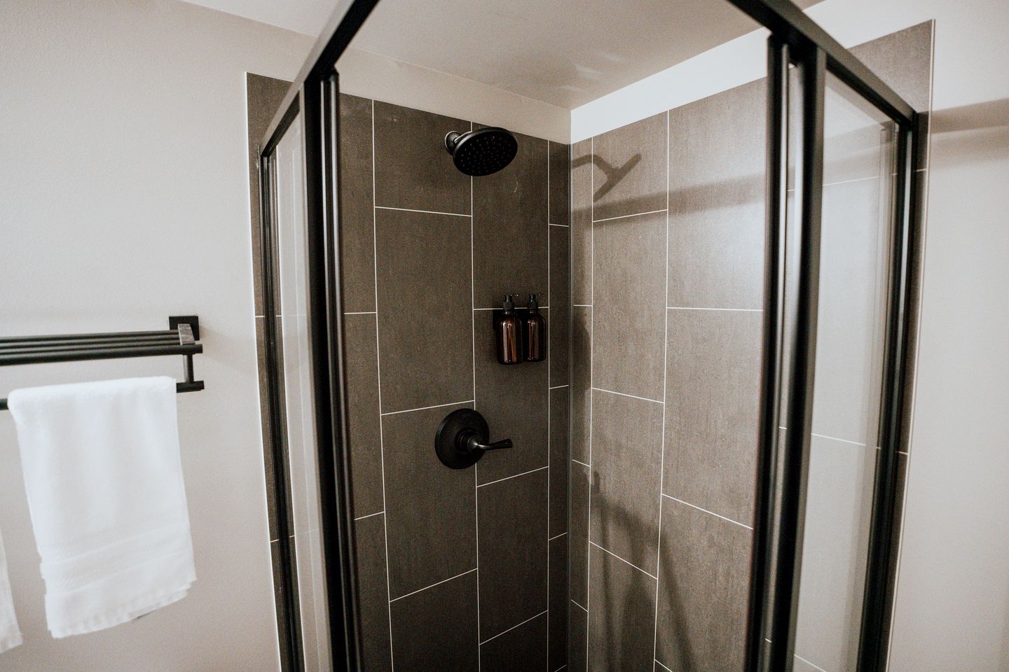 Cozy Modern Cabin with Deck and Hot Tub in Cedar Bluff, Alabama