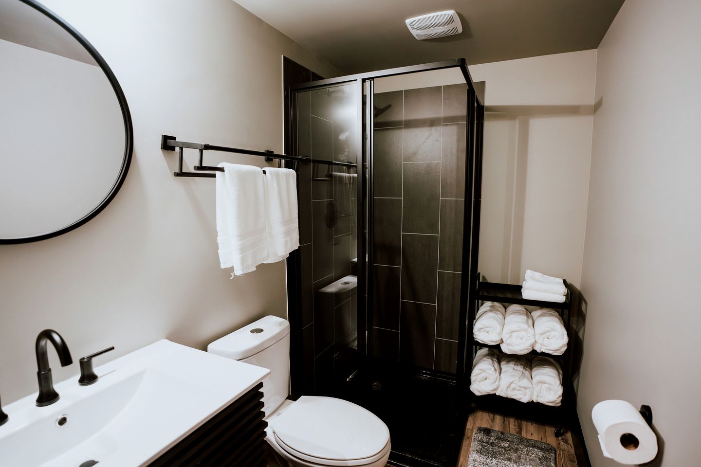 Cozy Modern Cabin with Deck and Hot Tub in Cedar Bluff, Alabama