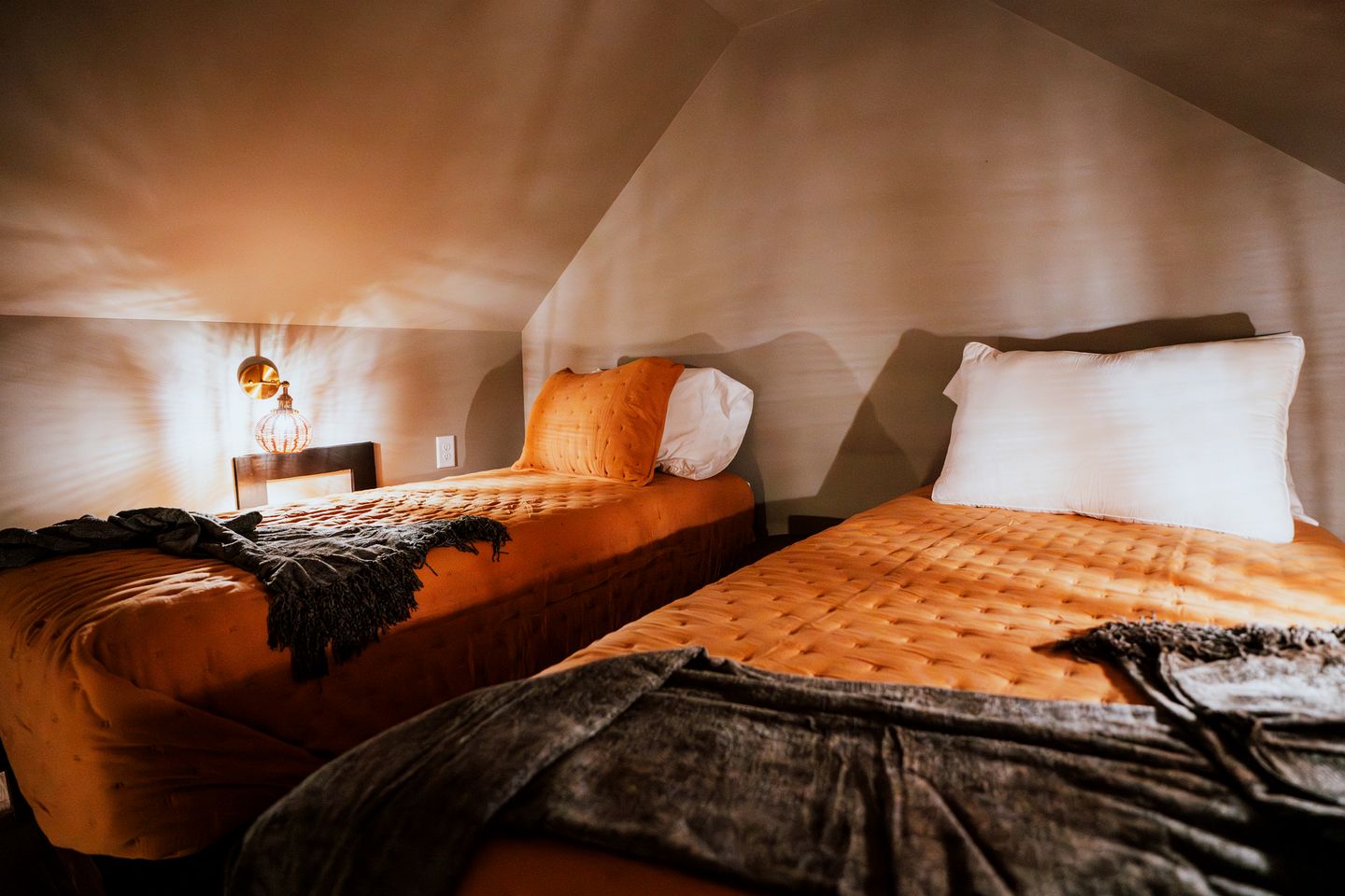 Cozy Modern Cabin with Deck and Hot Tub in Cedar Bluff, Alabama