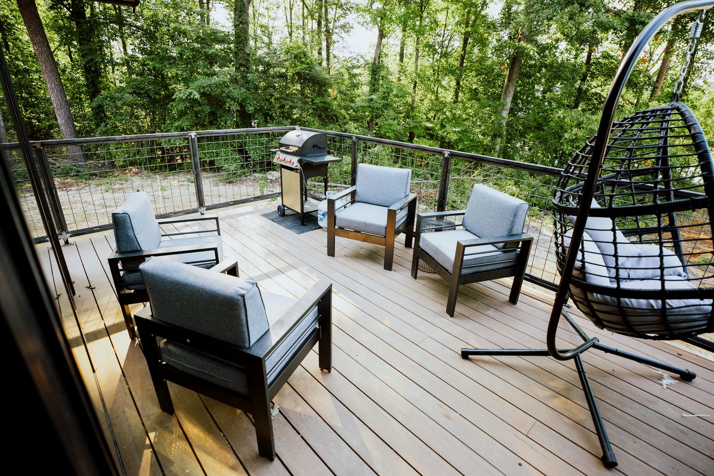 Cozy Modern Cabin with Deck and Hot Tub in Cedar Bluff, Alabama