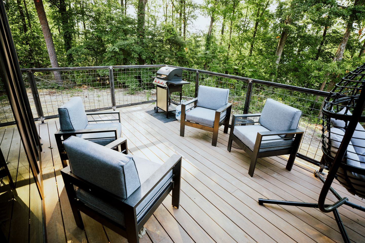 Cozy Modern Cabin with Deck and Hot Tub in Cedar Bluff, Alabama