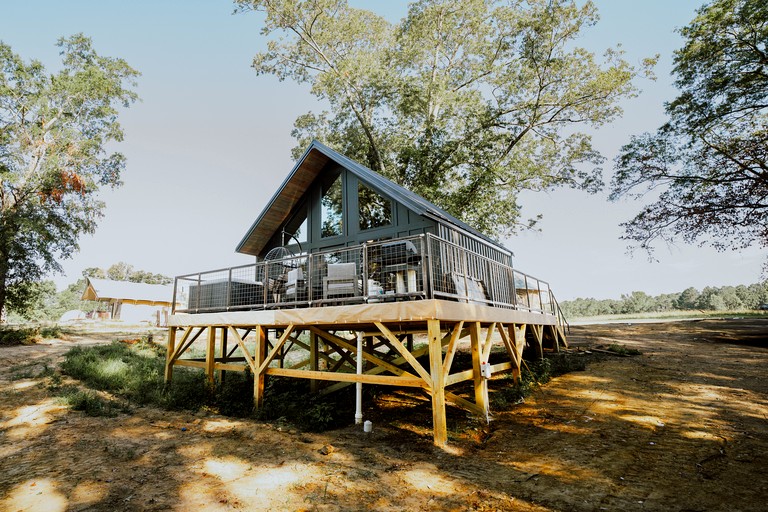 Cozy Modern Cabin with Deck and Hot Tub in Cedar Bluff, Alabama