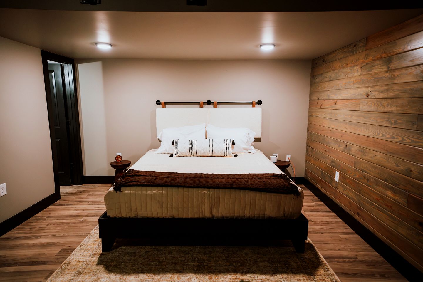 Cozy Modern Cabin with Deck and Hot Tub in Cedar Bluff, Alabama