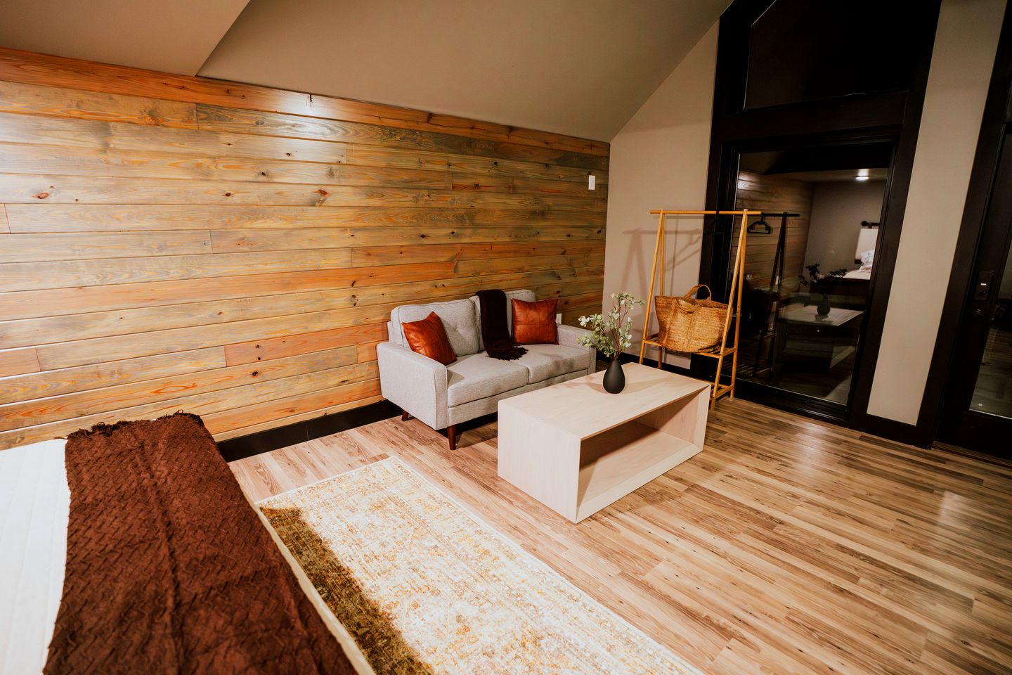 Cozy Modern Cabin with Deck and Hot Tub in Cedar Bluff, Alabama