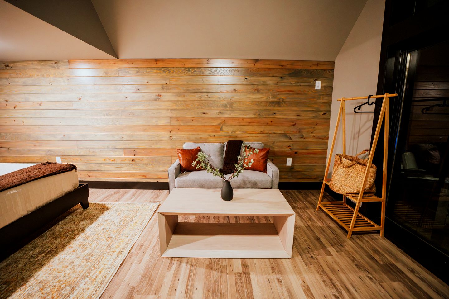 Cozy Modern Cabin with Deck and Hot Tub in Cedar Bluff, Alabama