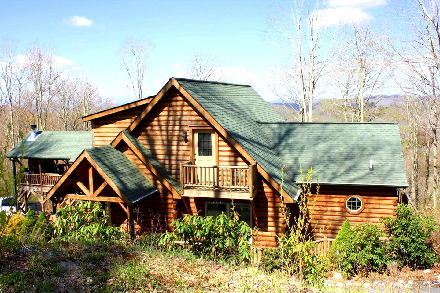 Impressive Log Cabin with a Private Hot Tub in Mars Hill, North Carolina