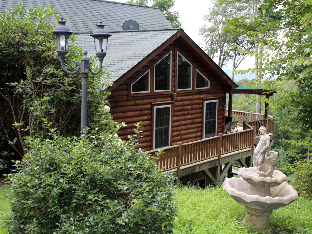 Impressive Log Cabin with a Private Hot Tub in Mars Hill, North Carolina