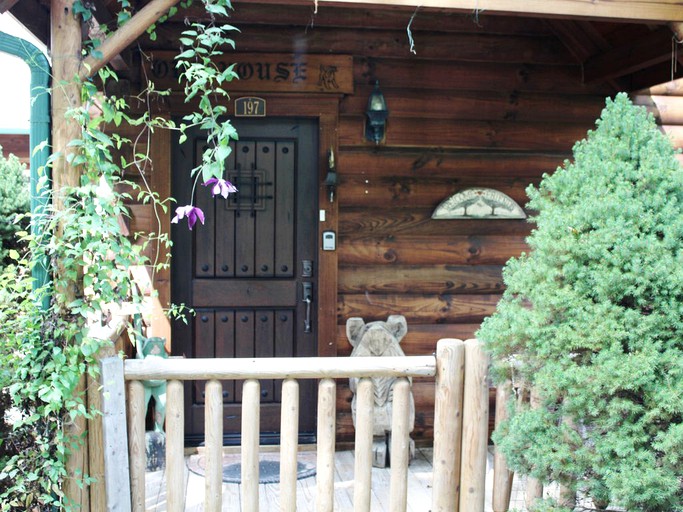 Log Cabins (Mars Hill, North Carolina, United States)