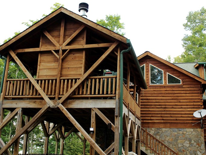 Log Cabins (Mars Hill, North Carolina, United States)