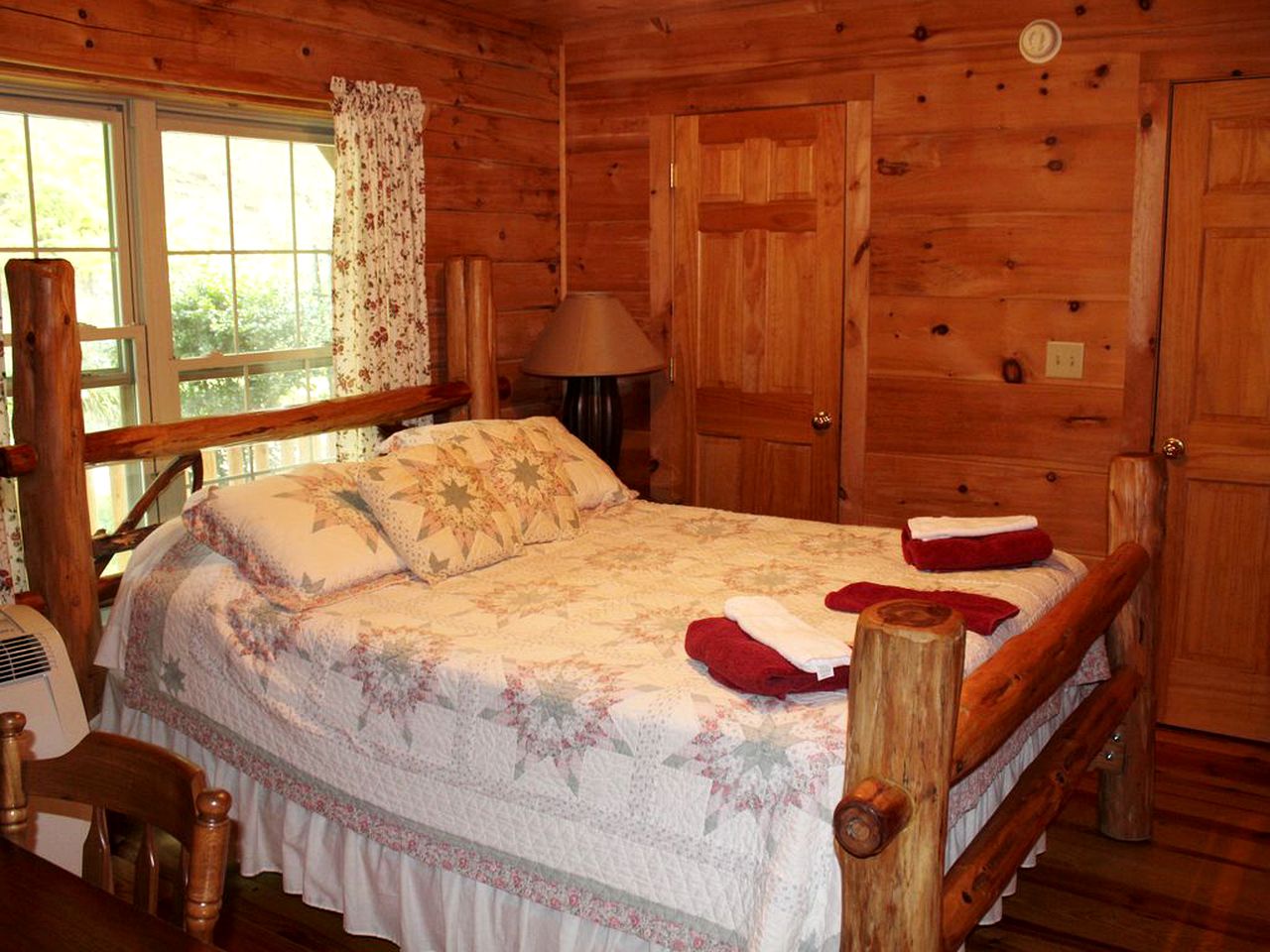 Impressive Log Cabin with a Private Hot Tub in Mars Hill, North Carolina