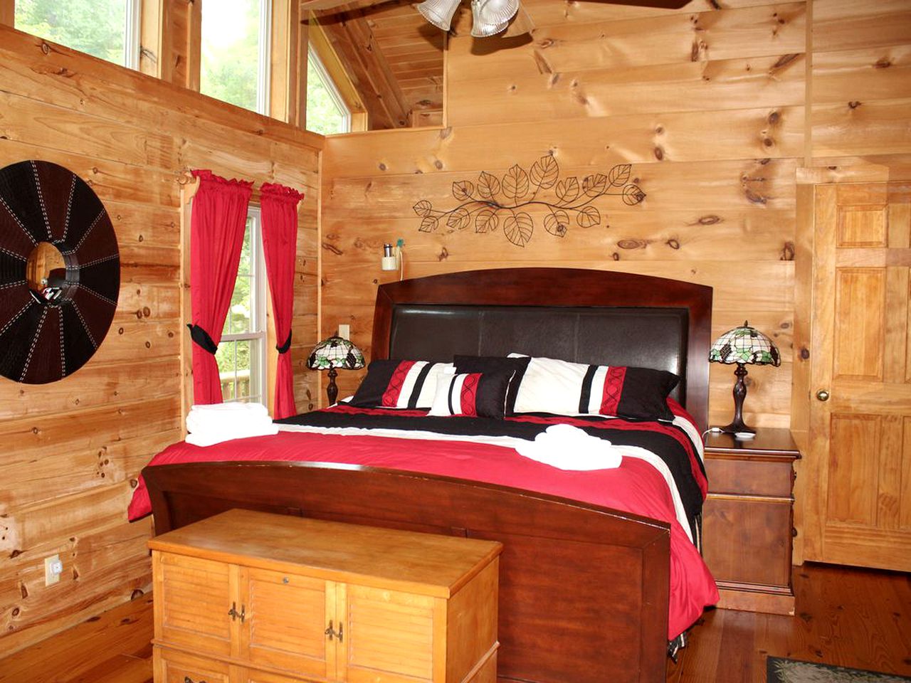 Impressive Log Cabin with a Private Hot Tub in Mars Hill, North Carolina