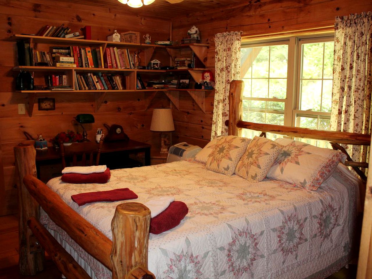 Impressive Log Cabin with a Private Hot Tub in Mars Hill, North Carolina