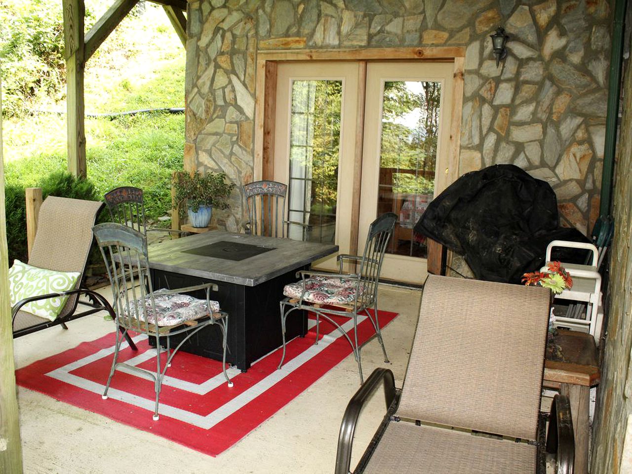 Impressive Log Cabin with a Private Hot Tub in Mars Hill, North Carolina