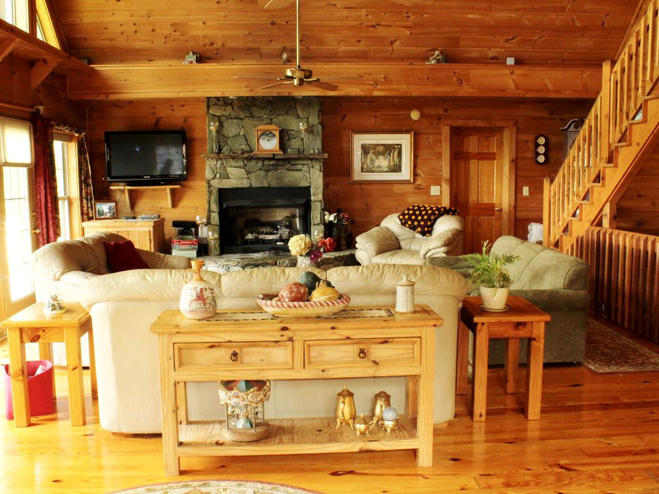 Impressive Log Cabin with a Private Hot Tub in Mars Hill, North Carolina