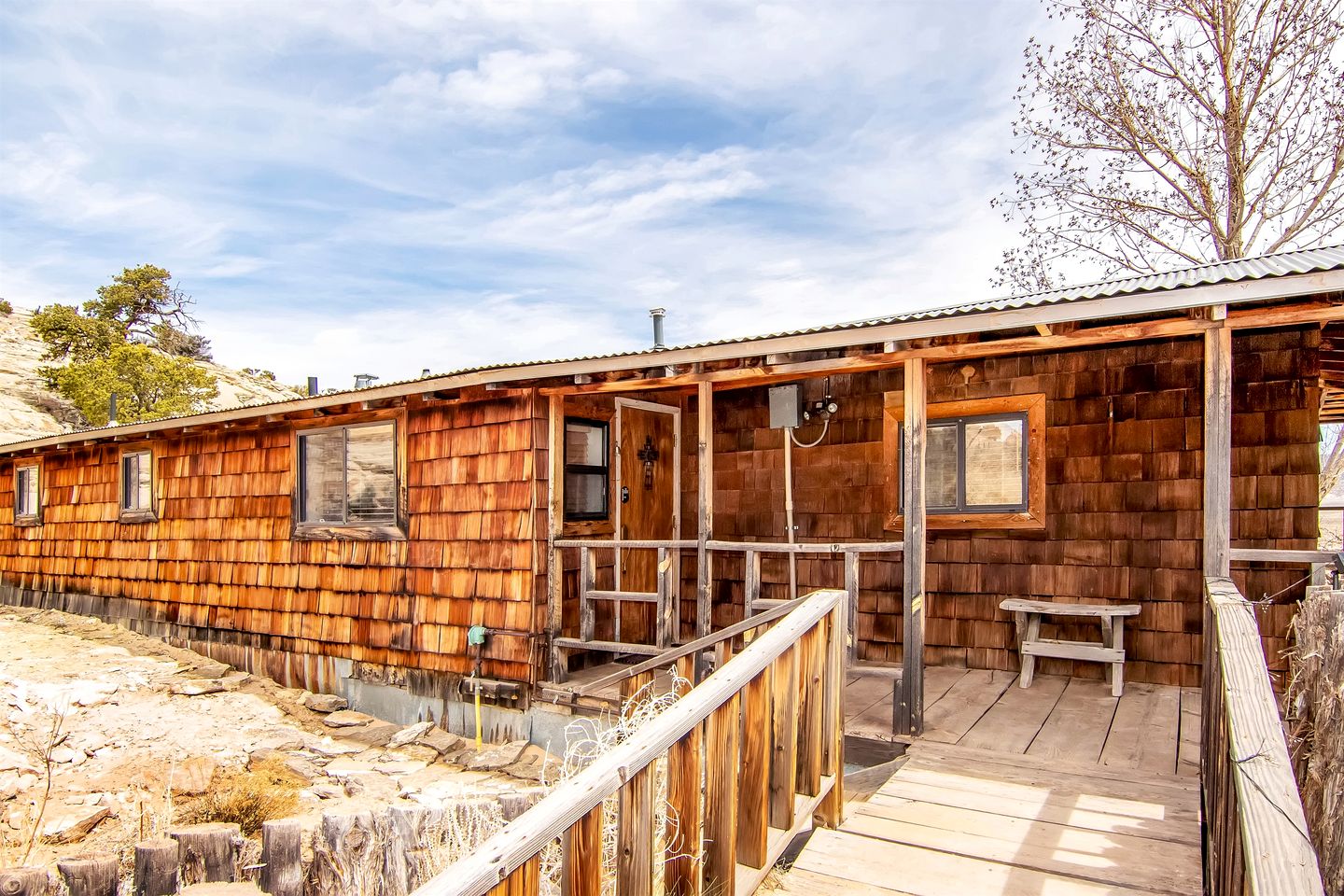 Cozy Off-Grid Cabin with Equipped Outdoor Deck and Picnic Space in Utah