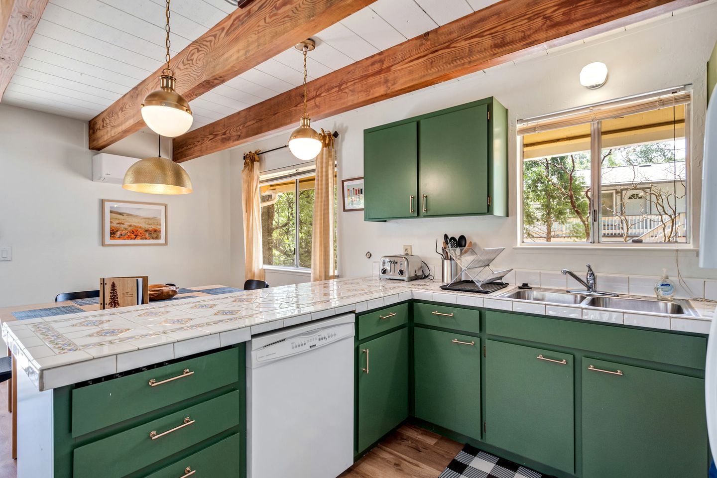 Pet-Friendly Perfection: Modern Cabin with Deck, Nestled by Pine Mountain Lake