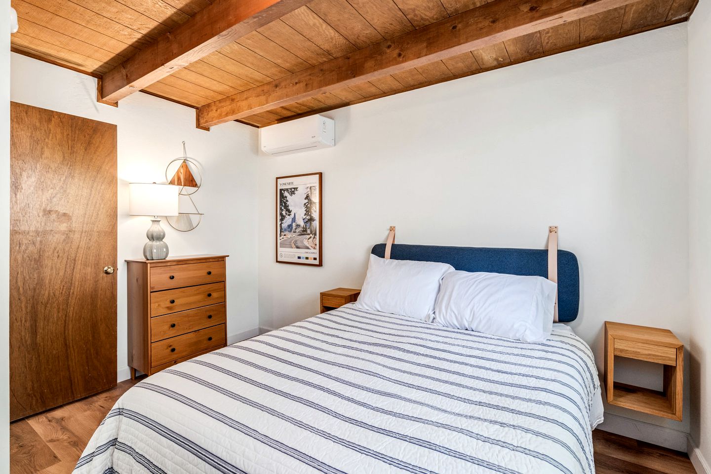 Pet-Friendly Perfection: Modern Cabin with Deck, Nestled by Pine Mountain Lake