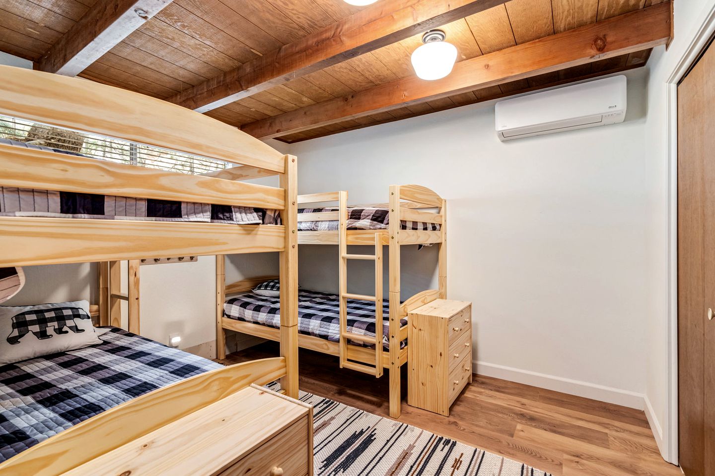 Pet-Friendly Perfection: Modern Cabin with Deck, Nestled by Pine Mountain Lake