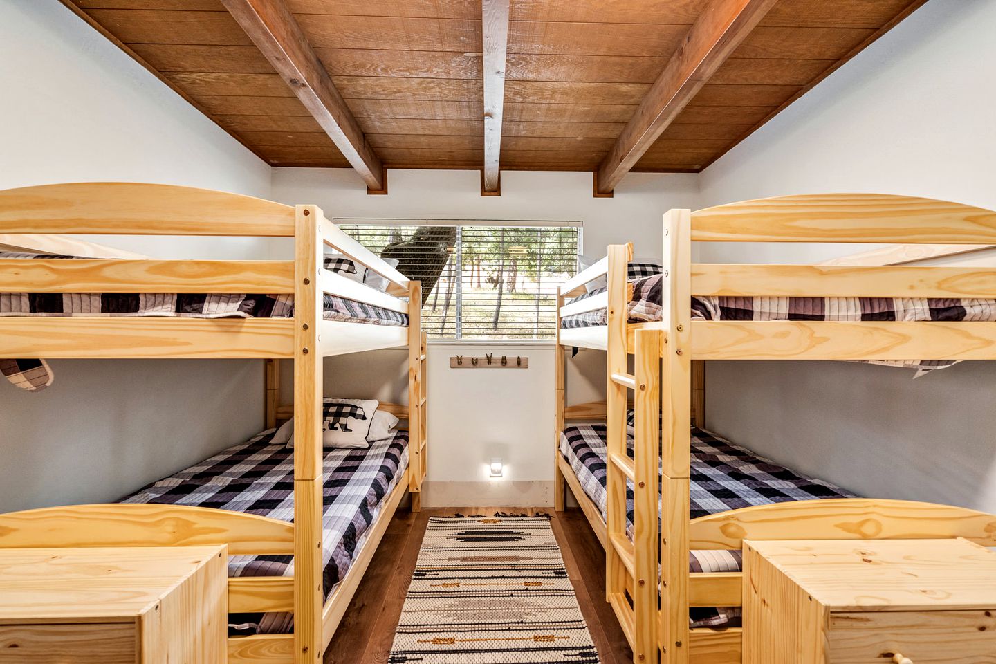 Pet-Friendly Perfection: Modern Cabin with Deck, Nestled by Pine Mountain Lake