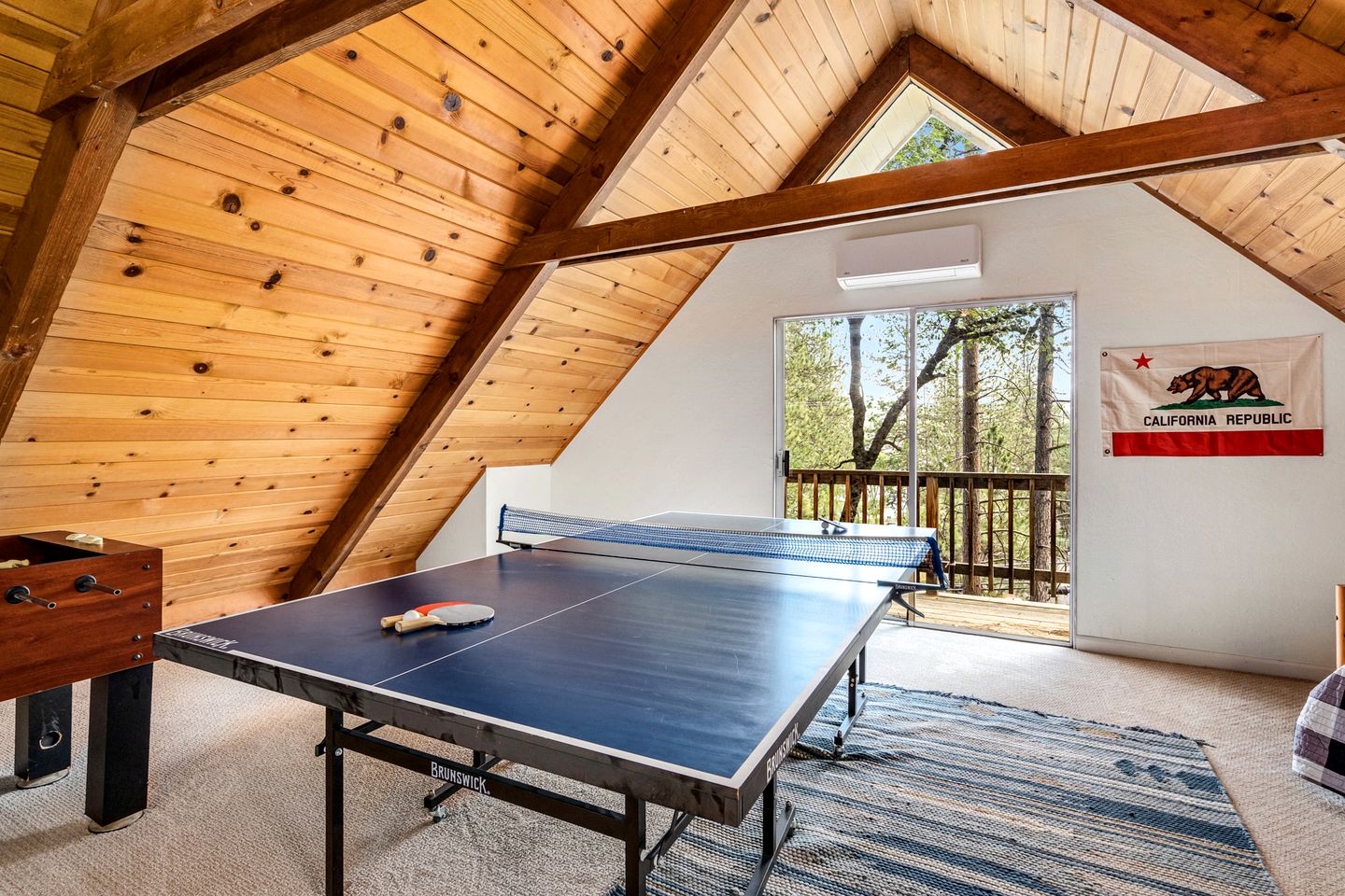 Pet-Friendly Perfection: Modern Cabin with Deck, Nestled by Pine Mountain Lake