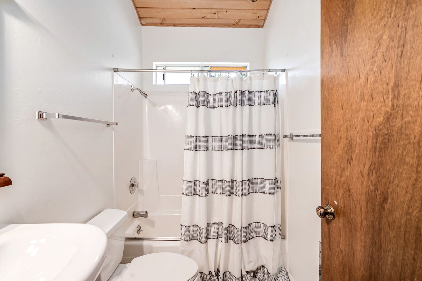 Pet-Friendly Perfection: Modern Cabin with Deck, Nestled by Pine Mountain Lake