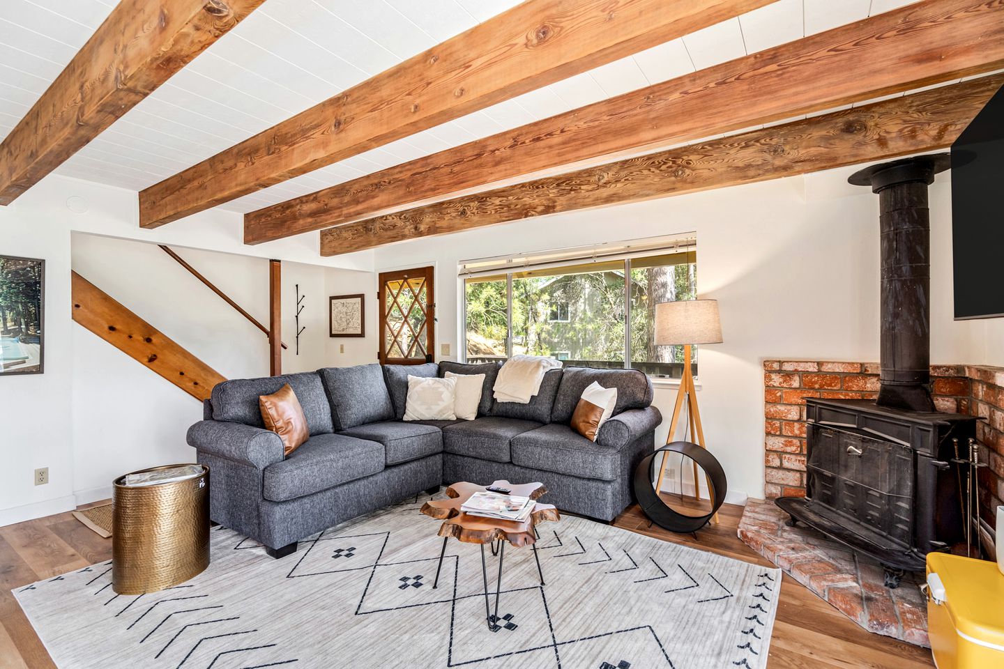 Pet-Friendly Perfection: Modern Cabin with Deck, Nestled by Pine Mountain Lake