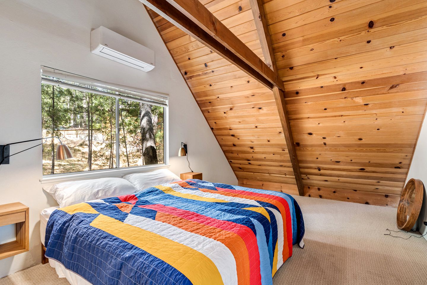 Pet-Friendly Perfection: Modern Cabin with Deck, Nestled by Pine Mountain Lake