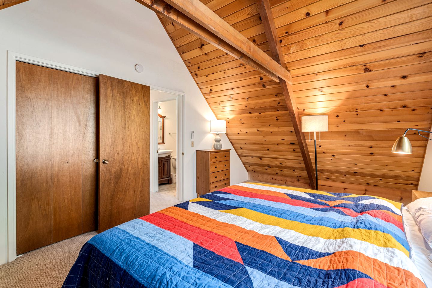 Pet-Friendly Perfection: Modern Cabin with Deck, Nestled by Pine Mountain Lake