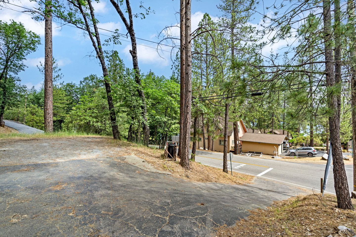 Pet-Friendly Perfection: Modern Cabin with Deck, Nestled by Pine Mountain Lake