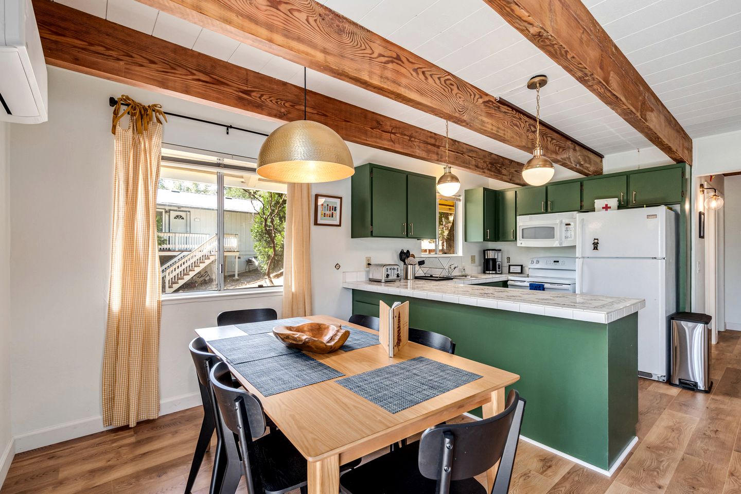 Pet-Friendly Perfection: Modern Cabin with Deck, Nestled by Pine Mountain Lake