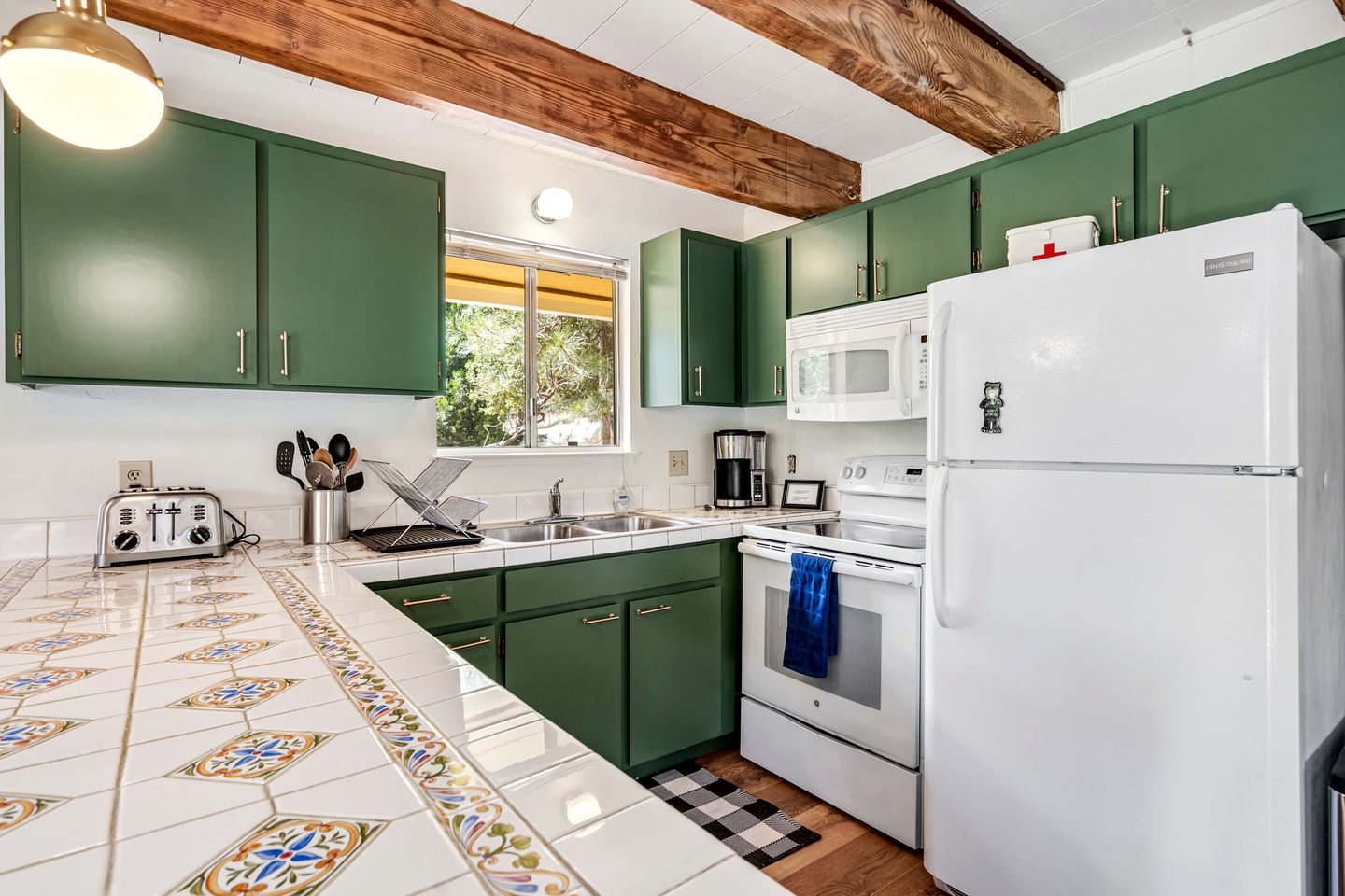 Pet-Friendly Perfection: Modern Cabin with Deck, Nestled by Pine Mountain Lake