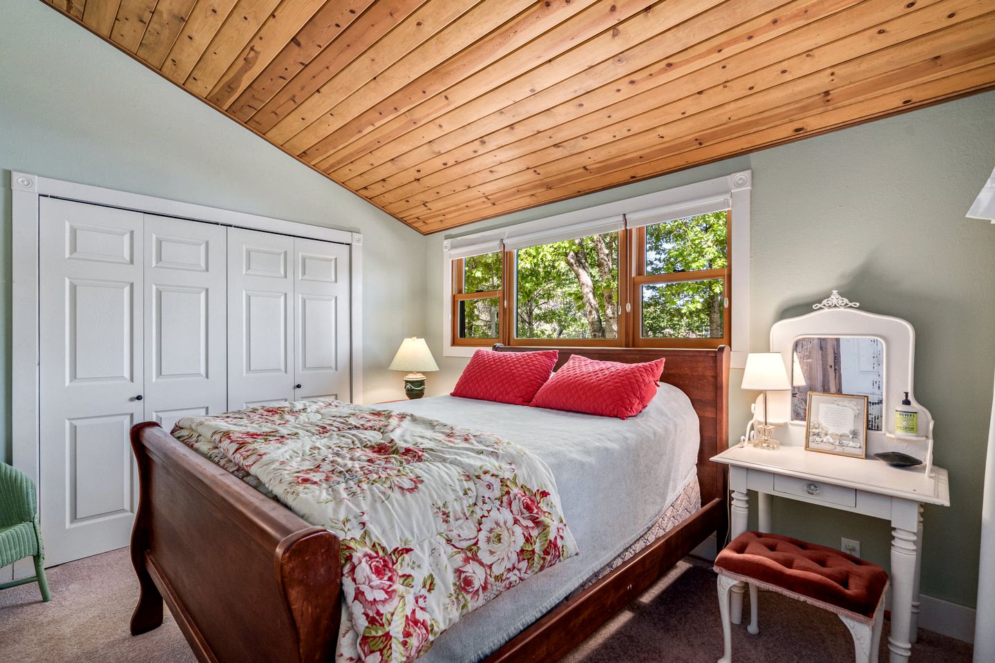 Wonderful Family Glamping Vacation Destination: A Beautiful Cottage by Pine Mountain Lake in Groveland, California