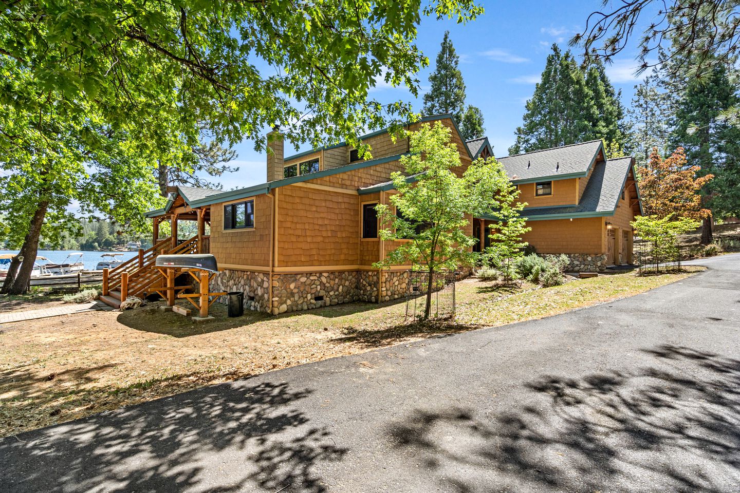 Wonderful Family Glamping Vacation Destination: A Beautiful Cottage by Pine Mountain Lake in Groveland, California