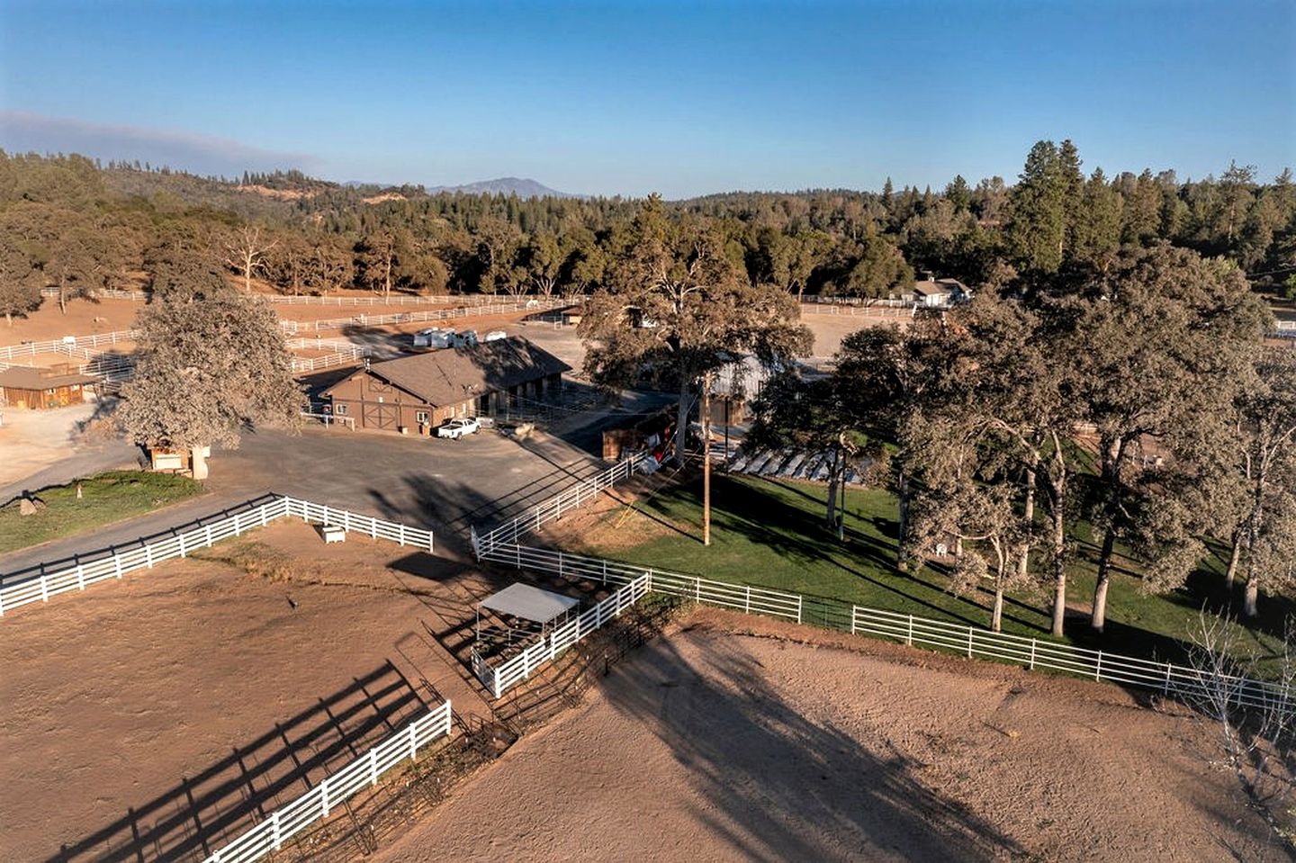 Wonderful Family Glamping Vacation Destination: A Beautiful Cottage by Pine Mountain Lake in Groveland, California