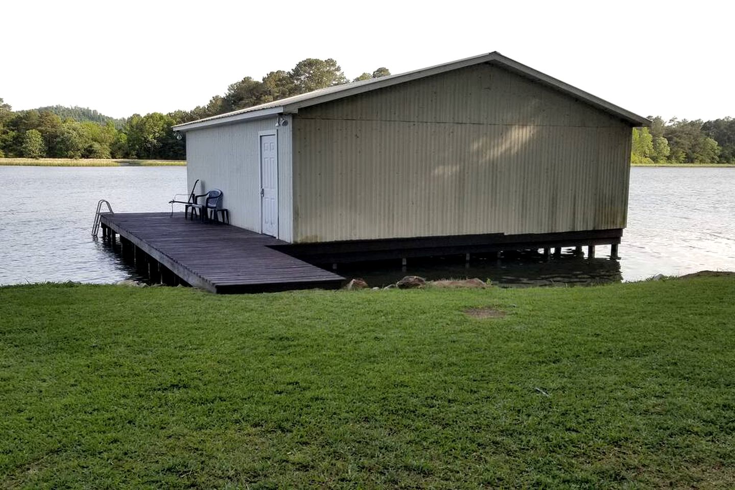 Marshall County Lake Escape: Pet-Friendly Rental with Boat Slip for Big Groups on Guntersville Lake