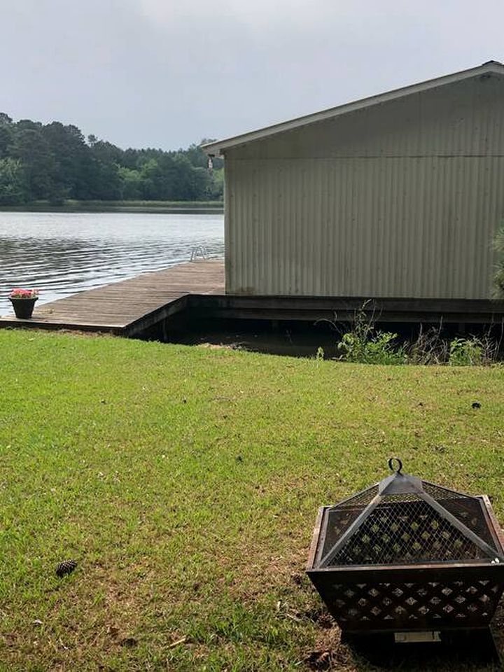 Marshall County Lake Escape: Pet-Friendly Rental with Boat Slip for Big Groups on Guntersville Lake
